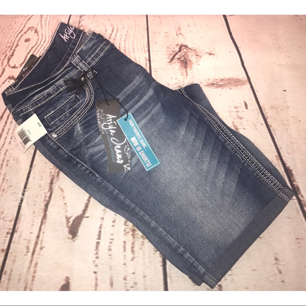 NWT Ariya Cropped Jean Shorts